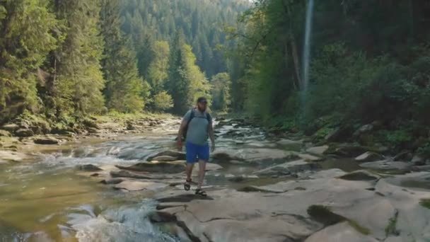 Вид Воздуха Человека Идущего Вдоль Реки Горном Каньоне Один Туристский — стоковое видео