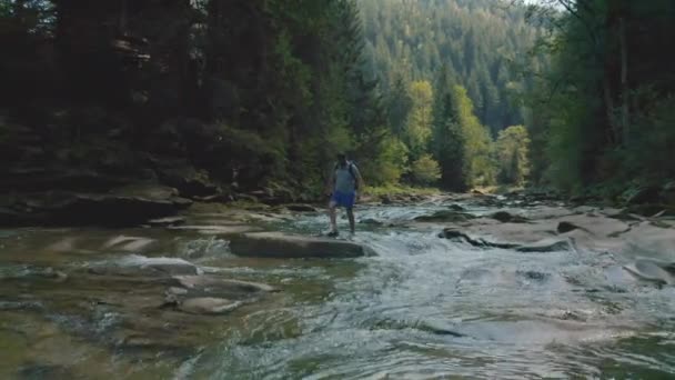 Luftaufnahme Eines Mannes Der Entlang Eines Flusses Einer Gebirgsschlucht Spaziert — Stockvideo