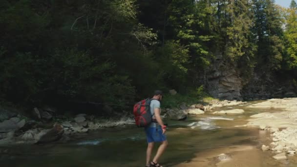 Вид Повітря Людину Йде Вздовж Річки Гірському Каньйоні Одномісний Туристичний — стокове відео