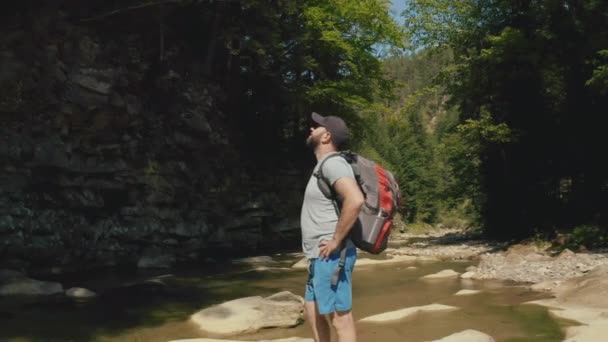 Vista Aérea Homem Caminhando Longo Rio Desfiladeiro Montanha Caminhada Turística — Vídeo de Stock