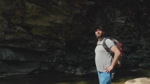 Letecký Pohled Muže Kráčejícího Podél Řeky Horském Kaňonu Jediná Turistická — Stock video