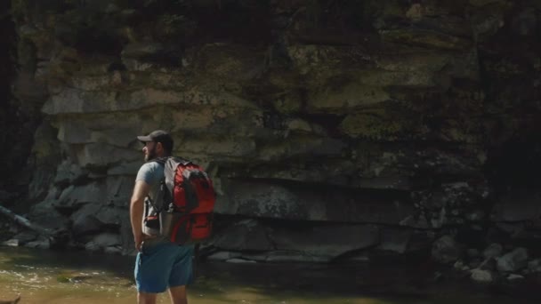 Вид Воздуха Человека Идущего Вдоль Реки Горном Каньоне Один Туристский — стоковое видео