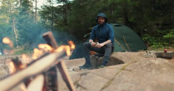 Cestovatel Pije Čaj Kovového Hrnku Táboráku Během Turistické Túry Horách — Stock video