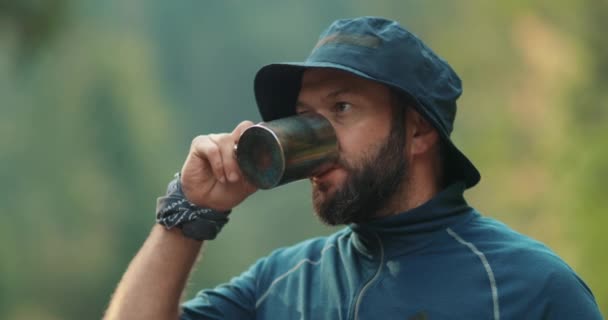 男性旅行者 肖像特写 远足和露营的概念快乐的人 带着杯子在森林里露营 — 图库视频影像