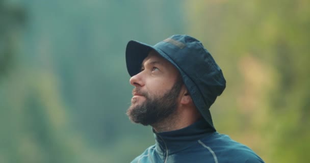 Hombre Viajero Retrato Cerca Viajes Senderismo Camping Concepto Hombre Feliz — Vídeos de Stock