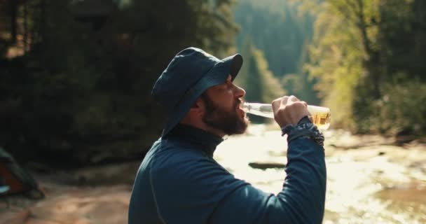 Ein Männlicher Reisender Hat Sein Lager Wald Aufgeschlagen Und Isst — Stockvideo