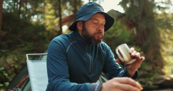 Viajero Masculino Establecido Campamento Bosque Está Comiendo Mientras Está Sentado — Vídeo de stock
