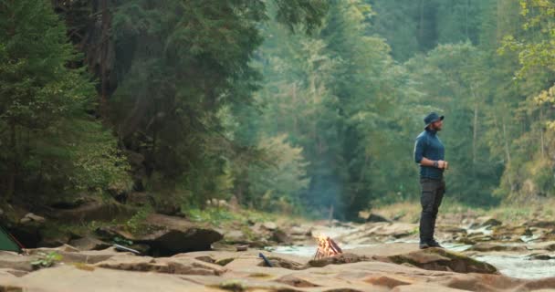 Ein Mann Ruht Sich Während Eines Ausflugs Wald Lagerfeuer Aus — Stockvideo