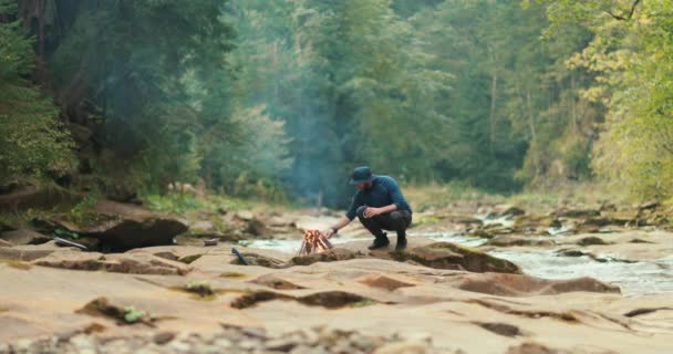 Ormanda Kamp Ateşinin Yanında Bir Adam Turist Gezisi Sırasında Dinleniyor — Stok video