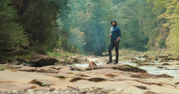 Ένας Άντρας Στο Δάσος Κοντά Μια Φωτιά Αναπαύεται Κατά Διάρκεια — Αρχείο Βίντεο