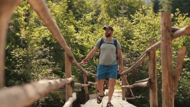 Muž Turistické Výstroji Batohem Jde Přes Epický Visutý Most Národním — Stock video
