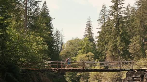 Závěsný Most Karpat Ukrajina Září2023 Muži Kráčejí Dřevěném Provazovém Mostě — Stock video