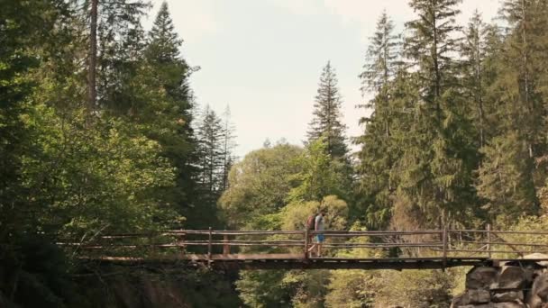 Hängebrücke Den Karpaten Ukraine September 2023 Männer Laufen Auf Einer — Stockvideo