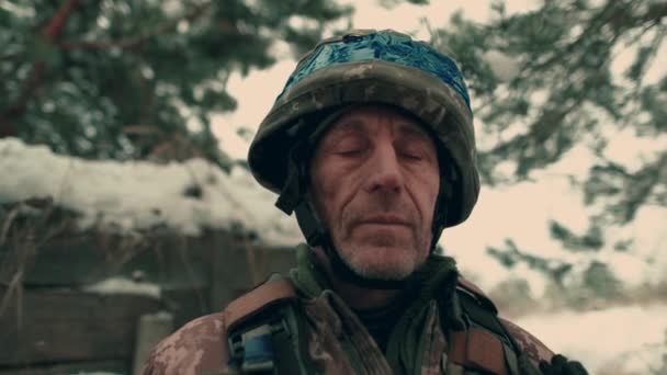 Close Elderly Ukrainian Soldier Military Uniform Helmet Ukrainian Soldier Snowy — Wideo stockowe