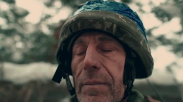 Close Elderly Ukrainian Soldier Military Uniform Helmet Ukrainian Soldier Snowy — Stok Video