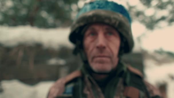Close Elderly Ukrainian Soldier Military Uniform Helmet Ukrainian Soldier Snowy — стоковое видео