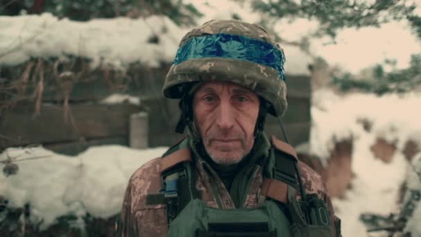 Close Elderly Ukrainian Soldier Military Uniform Helmet Ukrainian Soldier Snowy — Αρχείο Βίντεο