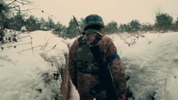 Soldier Machine Gun Walks Trench Soldier Full Armor Walks Trench — стокове відео