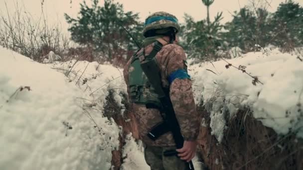 Soldier Machine Gun Walks Trench Soldier Full Armor Walks Trench — Stock video