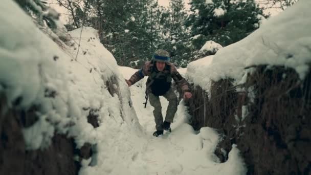 Armed Ukrainian Soldier Sneaks Crouched Trench Hostilities Ukraine War Russia — Vídeo de stock