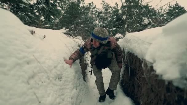 Armed Ukrainian Soldier Sneaks Crouched Trench Hostilities Ukraine War Russia — Stockvideo