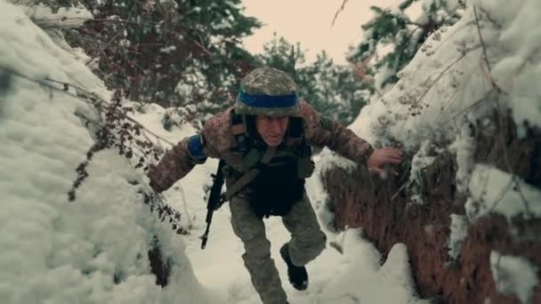 Armed Ukrainian Soldier Sneaks Crouched Trench Hostilities Ukraine War Russia — Stok video