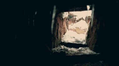 Bir asker askeri sığınağa giriyor. Askeri sığınağın ortasından bir görüntü. Ukrayna-Rusya savaşı. Ukrayna 'nın doğusunda savaş operasyonları.