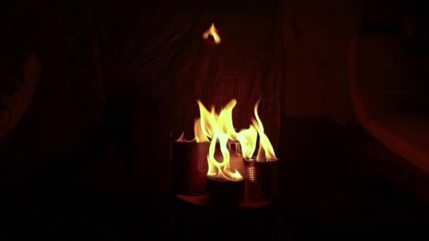 Yanan Siper Mumları Karanlık Bir Sığınakta Yanan Siper Mumlarına Yakın — Stok video