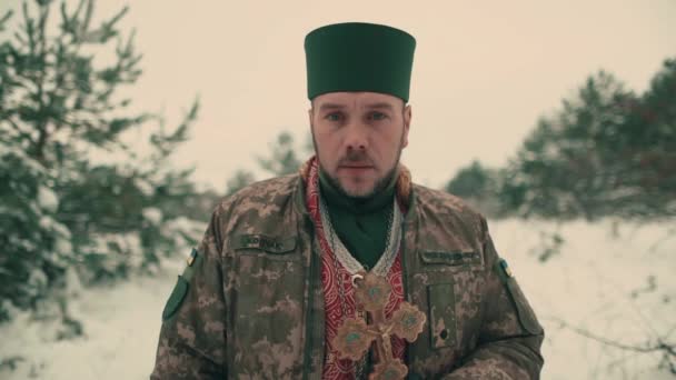 Präst Militäruniform Den Ukrainska Armén Porträtt Ung Präst Snöig Öppen — Stockvideo