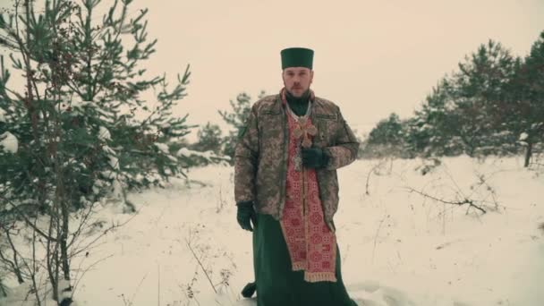 ウクライナ軍の軍服を着たチャペル 雪だるまの空間にいる若いチャペルの肖像画 ロシアとのウクライナ戦争 — ストック動画