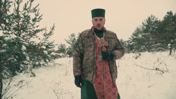 Ukrayna Ordusunun Askeri Üniformalı Papazı Karlı Bir Alanda Genç Bir — Stok video
