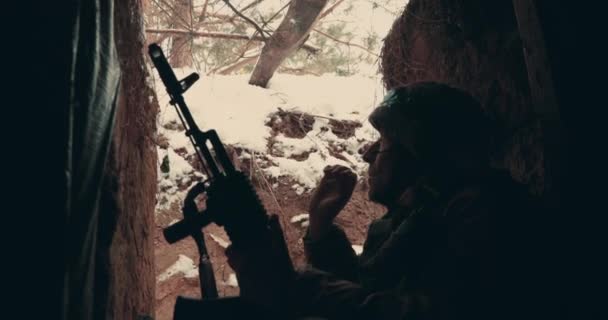Ein Älterer Soldat Sitzt Mit Maschinengewehr Schützengraben Raucht Militäraktionen Osten — Stockvideo