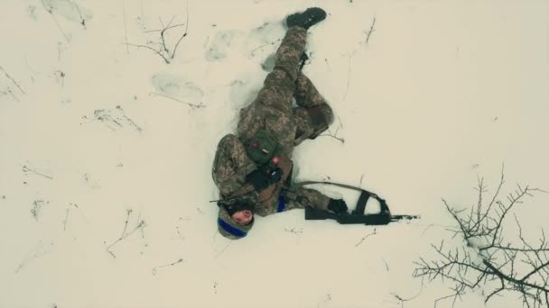 Zmęczony Wyczerpany Żołnierz Ukraińskiej Armii Leży Śnieżnej Ziemi Karabinem Maszynowym — Wideo stockowe