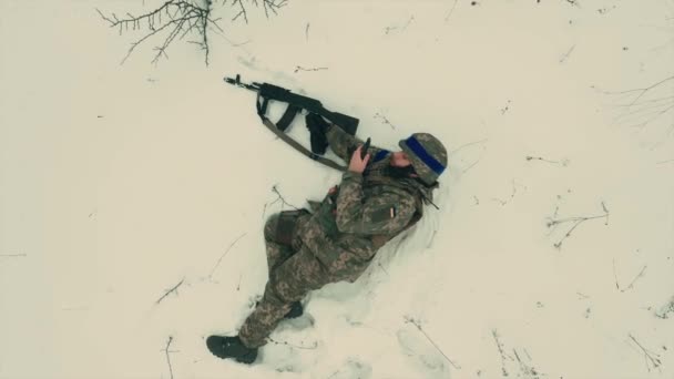 Soldato Stanco Esausto Dell Esercito Ucraino Giace Sul Terreno Innevato — Video Stock