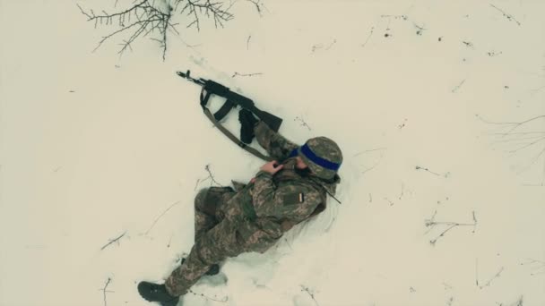 Seorang Tentara Ukraina Yang Lelah Dan Kelelahan Terbaring Tanah Bersalju — Stok Video