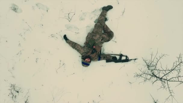 Soldat Fatigué Épuisé Armée Ukrainienne Trouve Sur Sol Enneigé Avec — Video