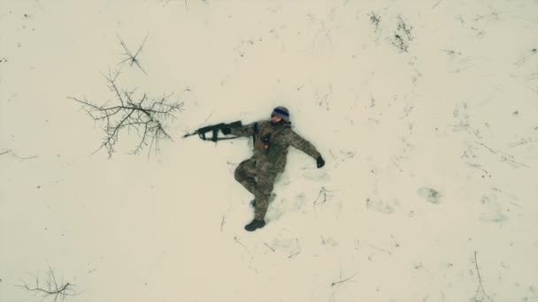 Soldado Cansado Agotado Del Ejército Ucraniano Yace Suelo Nevado Con — Vídeo de stock