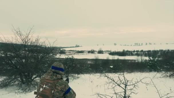 Солдат Украинской Армии Медленно Идет Заснеженной Местности Украина Виновата России — стоковое видео