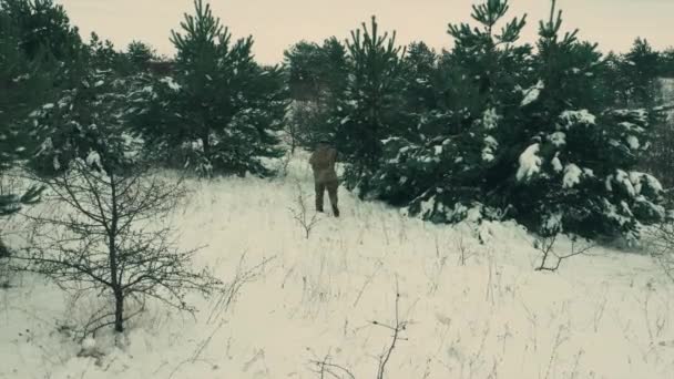 ウクライナ軍の兵士が雪の地形をゆっくりと歩いている ウクライナのロシアのせい 侵略者に対する抵抗 — ストック動画
