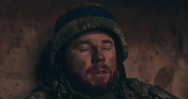 Tespihli Bir Askerin Yakın Çekimi Rusya Nın Ukrayna Karşı Savaşında Telifsiz Stok Imajlar