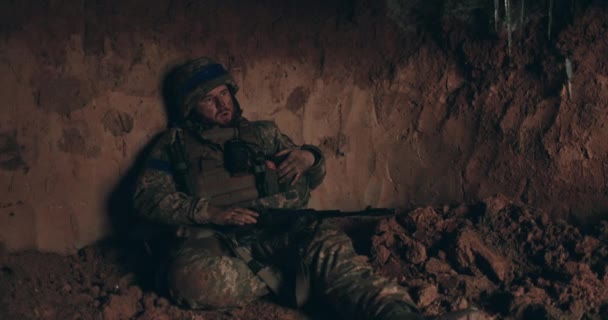 Soldato Urain Siede Terra Nuda Covo Con Rosario Mano Prega — Video Stock