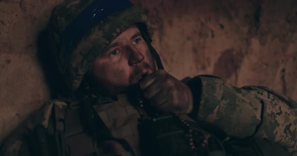 Zbliżenie Żołnierza Różańcem Żołnierz Wojnie Rosji Ukrainą — Wideo stockowe