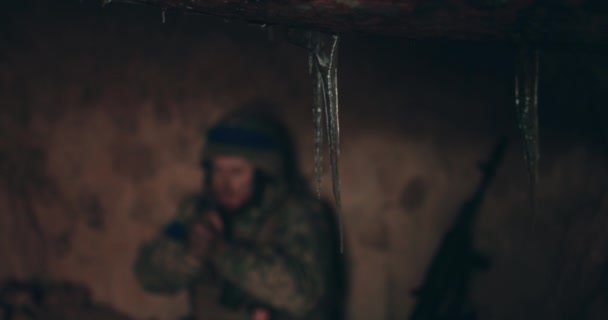 Ein Urain Soldat Sitzt Mit Einem Rosenkranz Der Hand Auf — Stockvideo