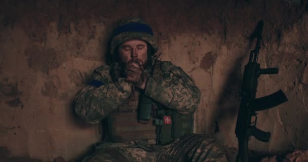 Soldat Urain Est Assis Sur Sol Dans Une Mare Réservoir — Video