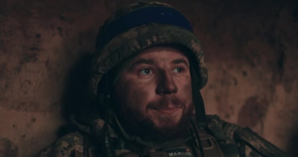 Κοντινό Πλάνο Ενός Στρατιώτη Κομπολόι Στρατιώτης Στον Πόλεμο Της Ρωσίας — Αρχείο Βίντεο