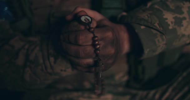 Крупный План Четки Грязных Руках Украинского Солдата Солдат Молится Вслепую — стоковое видео