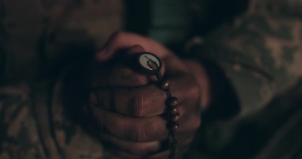 Primo Piano Rosario Nelle Mani Sporche Soldato Ucraino Soldato Prega — Video Stock