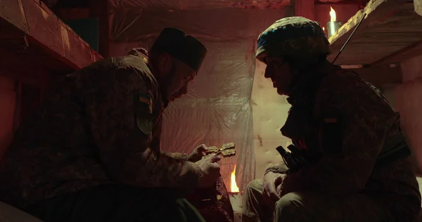 Karanlık bir sığınakta Ukraynalı bir askerin itirafı. Papaz ve müdür karşılıklı oturup konuşuyorlar..