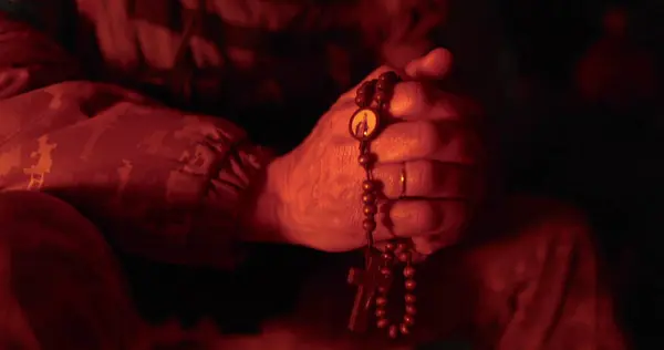 士兵们手里拿着念珠祈祷 在祈祷过程中 用念珠与牧师的手保持着亲密的接触 他们祈祷军事时间 人祈祷 图库图片