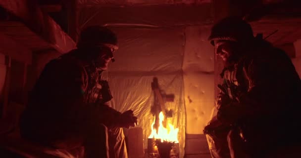 Солдат Капеллан Сидят Напротив Друг Друга Темной Скамейке Ведут Исповедальню — стоковое видео